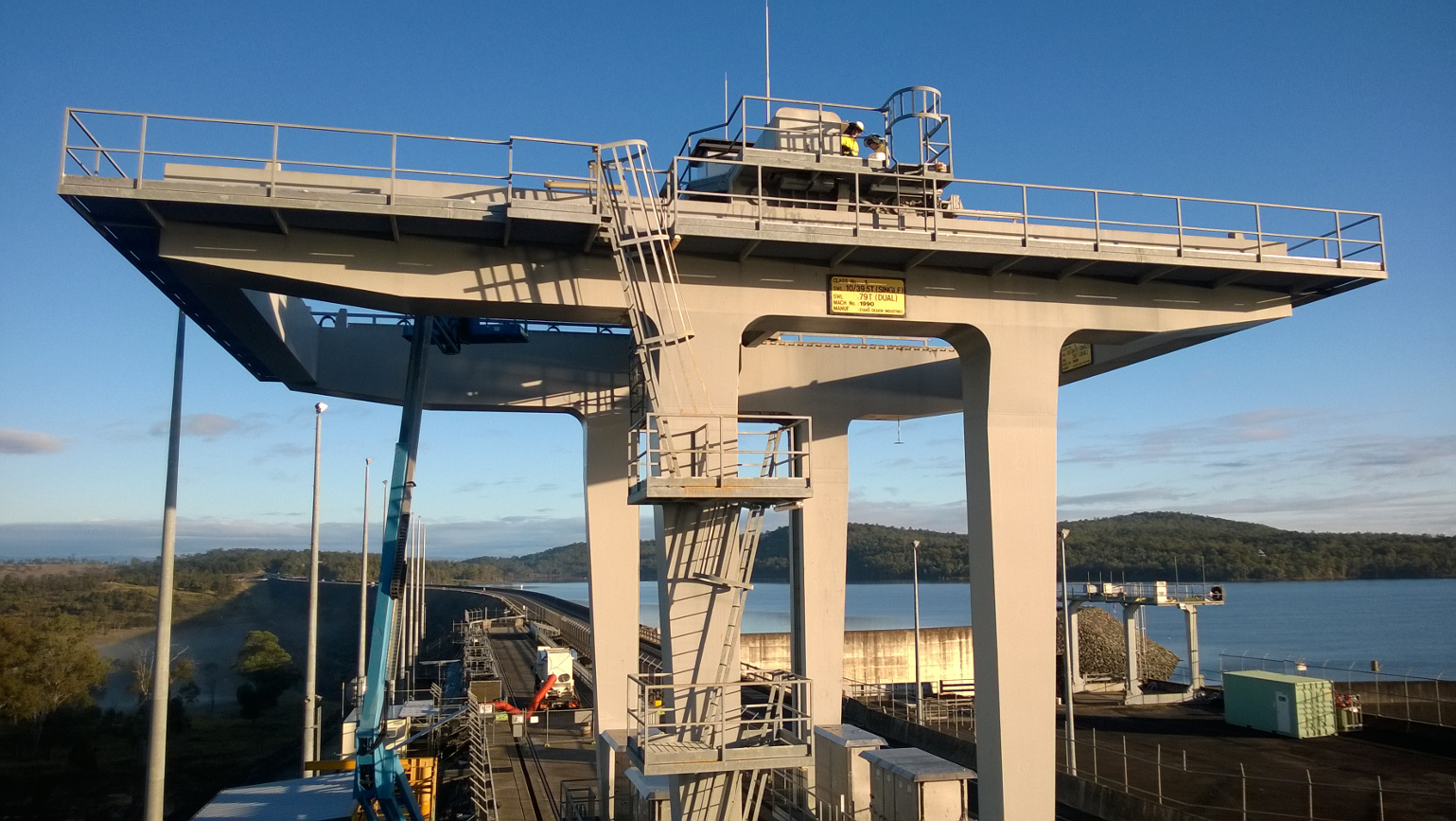 Wivenhoe 79t Portal Crane - Practical Engineering - https://pracengstg.vesanique.com/projects/utilities-water-and-wastewater/